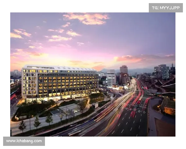 首尔东大门设玻璃擂台举行跆拳道表演赛吸引游客驻足观赏